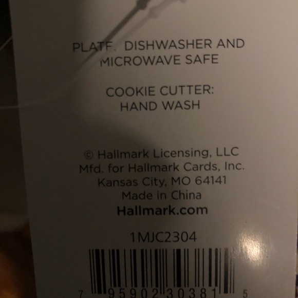 NWT Hallmark gingerbread cookie cutter and plate - Picture 4 of 4